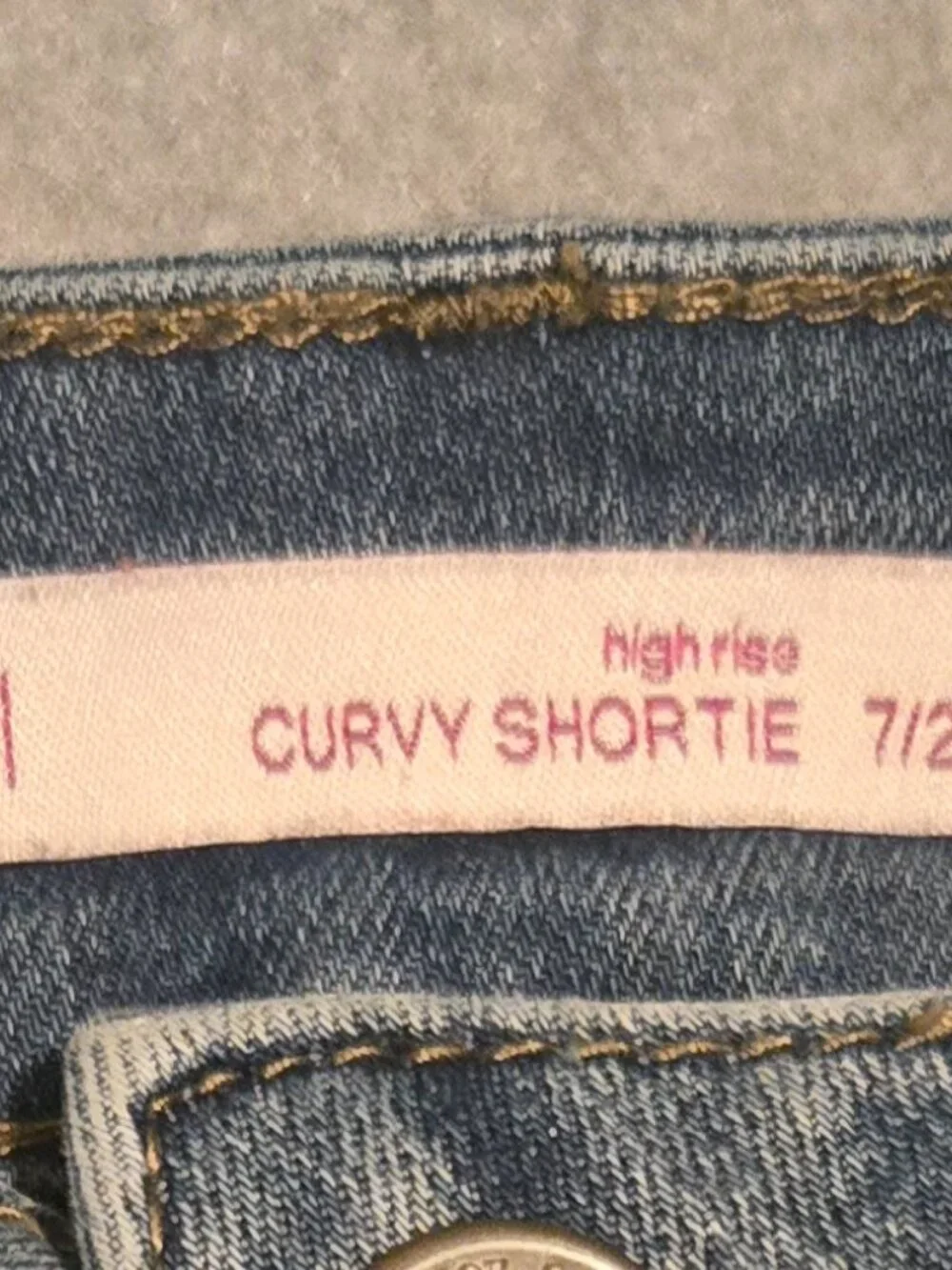 So Women's Distressed Curvy Shortie High Rise Jean Shorts Size 7/28